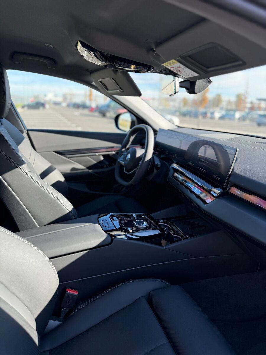 Dotari premium si tehnologie la volan: Cum sa transformi inchirierea unei masini intr-o experienta de lux 